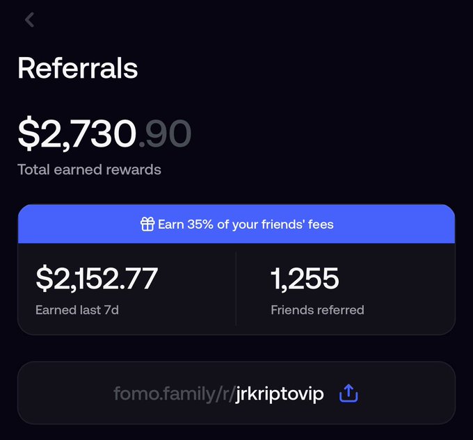 The image displays a Referrals screen showing $2,730.90 in total earned rewards, with $2,152.77 earned in the last 7 days from 1,255 friends referred at a 35% commission rate, alongside the referral link "fomo.family/r/jrkriptovip." This visually supports the Turkish post's claim of accumulating nearly $2,700 in referral earnings on the Fomo meme coin trading app and provides the registration link being shared with the audience.