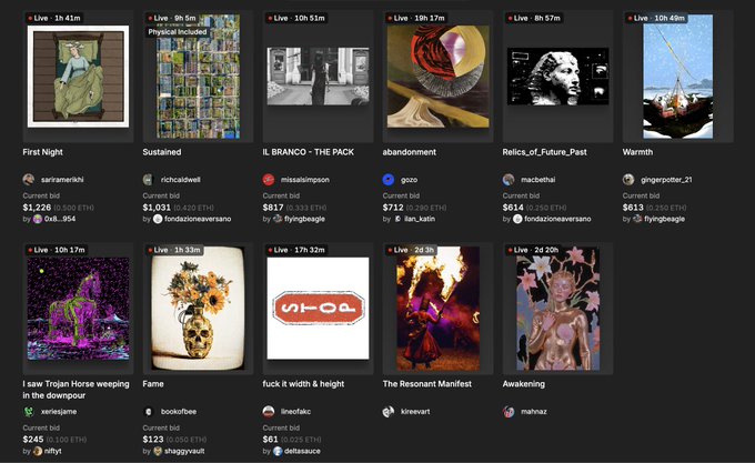 The image displays a SuperRare (SR) live auction interface featuring 11 digital art listings, including "First Night" by @sariramerikhi ($1,228, 0.500 ETH), "Sustained" by @richarddowell ($1,031, 0.420 ETH), "IL BRANCO - THE PACK" by @missisimpson ($817, 0.333 ETH), "abandonment" by @gozo ($712, 0.290 ETH), "Relics_of_Future_Past" by @macbethai ($614, 0.250 ETH), "Warmth" by @gingerpotter_21 ($613, 0.250 ETH), and "I saw Trojan Horse weeping in the downpour" by @xeriesjama ($245, 0.100 ETH), showcasing various artworks ranging from a green-hooded figure to a neon-lit horse sculpture.