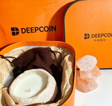 A Deepcoin-branded orange gift box contains a candle nestled in tissue paper alongside a pink Himalayan salt crystal, with the post expressing appreciation for the thoughtful Mid-Autumn Festival gift and its quality packaging and design.