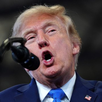 In this image, Donald Trump speaks at a microphone, reflecting the news of his upcoming White House meeting with crypto CEOs and federal regulators. The meeting aims to discuss clearer cryptocurrency rules in light of the stalled CLARITY Act.