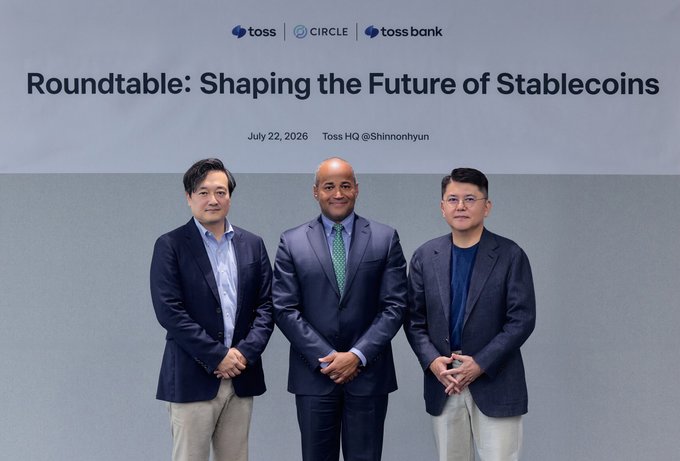 Three executives pose in front of a backdrop at the "Roundtable: Shaping the Future of Stablecoins" event held on July 22, 2026, at Toss HQ@Shinnonhyuon, featuring logos for Toss, Circle, and Toss Bank. The image illustrates Circle's collaboration with Toss and Toss Bank to explore stablecoin-based payment infrastructure in Korea, with the three representatives likely symbolizing the partnership between the companies.