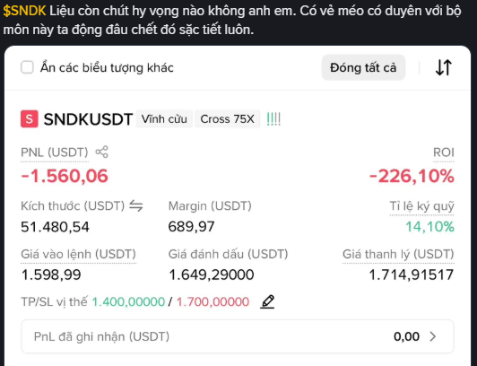 The image shows a trading interface displaying a SNDKUSDT perpetual position with substantial losses, including a PNL of -1,560.06 USDT and ROI of -226.10%, illustrating the context of the post which sympathizes with a friend (Keng) whose trading losses equal months of hard work earnings. The text at the top warns others ("$SNDK") to stay away from this pair, advising those with remaining hope to cut losses immediately in perpetual mode.