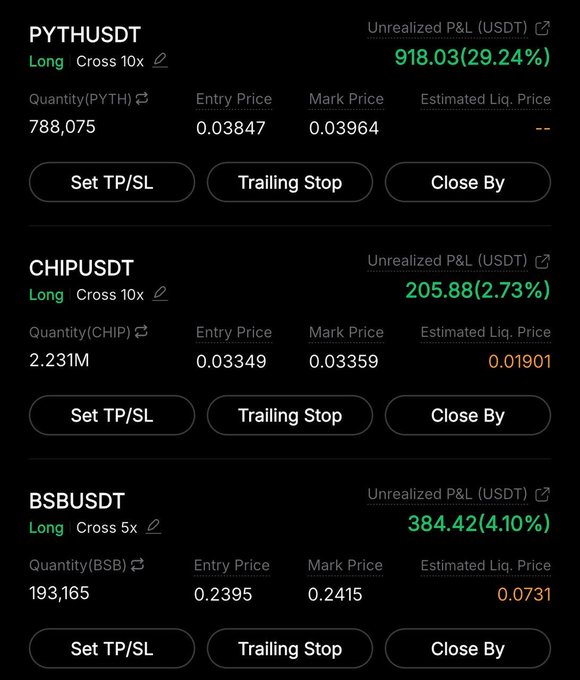 The image shows a cellphone screen displaying various information, including stock prices, as well as trading options from different trading platforms or stocks like Bitcoin or Chippush. The text suggests that users are looking at the stock market, trying to understand the current situation of their investments. It seems like someone is researching and deciding on which trader to follow for an investment in a specific asset.