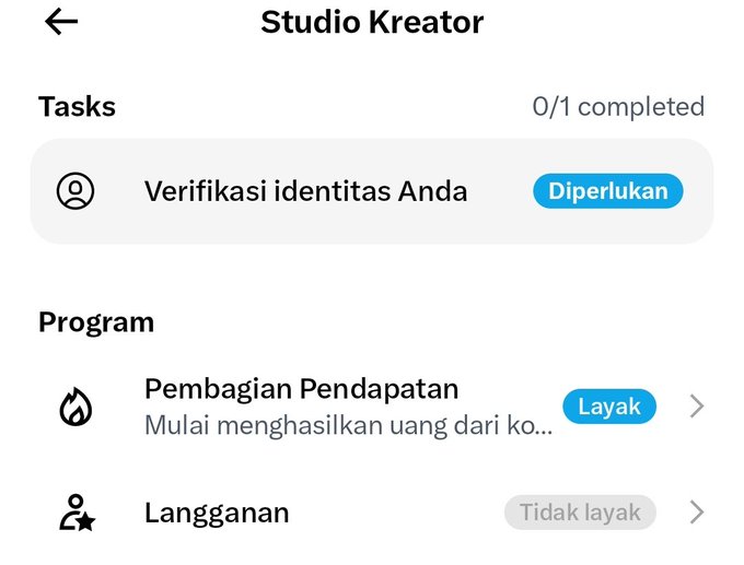 The image shows a "Studio Kreator" (Creator Studio) dashboard in Indonesian, indicating 0/1 tasks completed with identity verification ("Verifikasi identitas Anda") marked as required ("Diperlukan"), along with program eligibility showing "Pembagian Pendapatan" (Revenue Sharing) as eligible ("Layak") and "Langganan" (Subscriptions) as not eligible ("Tidak layak"). This relates to the post about joining the Partnership Program (PO) to earn money, illustrating the account setup screen that creators need to navigate—complete identity verification and meet eligibility requirements—to start earning income from their content.