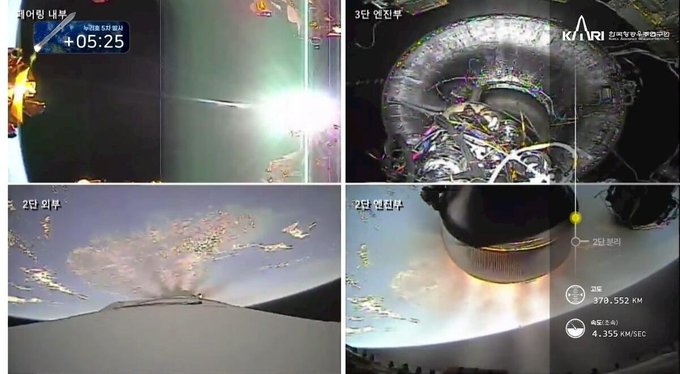 Four-panel broadcast view from KARI (Korea Aerospace Research Institute) showing a probe's internal components and descent sequence at stages labeled '3분 엔진부', '2단 리부', and '2단 센터부' at altitude 370,552 km.