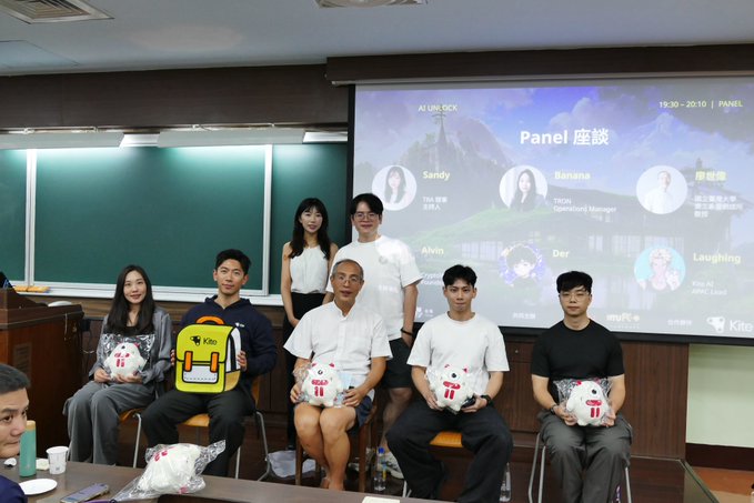 A group photo of seven people at a panel discussion (Panel 座談) event, with a projection screen showing participant names including Sandy, Banana, and others, dated 20.10.10.