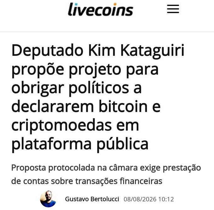 A livecoins news article headline reads "Deputado Kim Kataguiri propõe projeto para obrigar políticos a declararem bitcoin e criptomoedas em plataforma pública" by Gustavo Bertolucci, dated 08/08/2026.