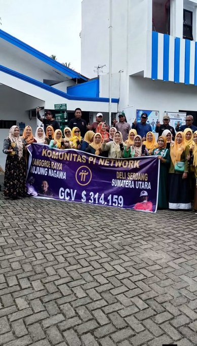 A group photo of the 'KOMUNITAS PI NETWORK' shows members holding a purple banner with the text 'ANGGORO RAYA', 'UJUNG NAGAWA', 'DELI SERDANG', 'SUMATERA UTARA', and 'GCV $ 314,159'.