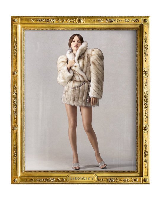 A framed photograph of a woman wearing a luxurious fur coat and heels, with the frame labeled 'La Bomba n°2' at the bottom.