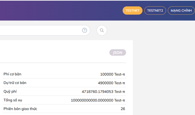 A Pi Network testnet interface displays protocol version 26 as the current version, with a basic fee of 100000 Test-π, reserve of 4900000 Test-π, fee pool of 4718760.1794053 Test-π, and total supply of 1,000,000,000,000 Test-π. The TESTNET button is highlighted among the network options (TESTNET, TESTNET2, MẠNG CHÍNH), confirming that Protocol V27 has not yet been implemented, consistent with the post's claim.