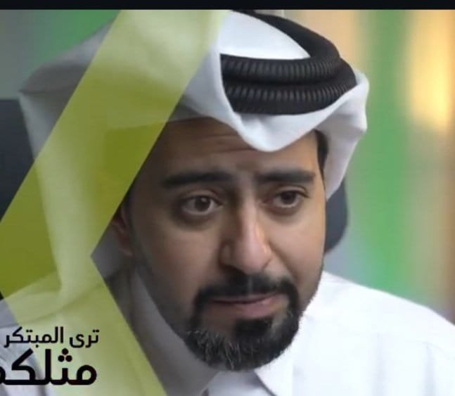 A man in traditional attire is featured with overlaid Arabic text that reads "ترى المبتكر مثلك", which translates to "You see the innovator like you." This visual likely accompanies a post about the Sidra Chain and its SDA token, highlighting innovation and growth potential.