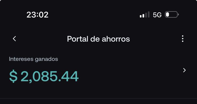 A smartphone screenshot in Spanish showing a 'Portal de ahorros' (Savings Portal) screen displaying 'Intereses ganados' (Interest earned) of $2,085.44 at 23:02 on a 5G connection.