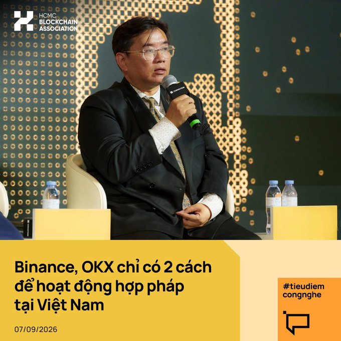 A news graphic showing a man with glasses speaking into a microphone at an HCMC Blockchain Association event, with the headline "Binance, OKX chỉ có 2 cách để hoạt động hợp pháp tại Việt Nam" dated 07/09/2026.
