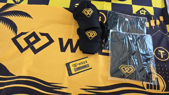 The image displays WEEX-branded merchandise on a yellow and black patterned background, including black caps, packaged clothing items, and a "WEEX KAPTAN KARTI" (Captain Card). The items feature WEEX logos and tie directly to the Turkish thank-you post, showcasing the gifts received from WEEX Türkiye and WEEX Official.