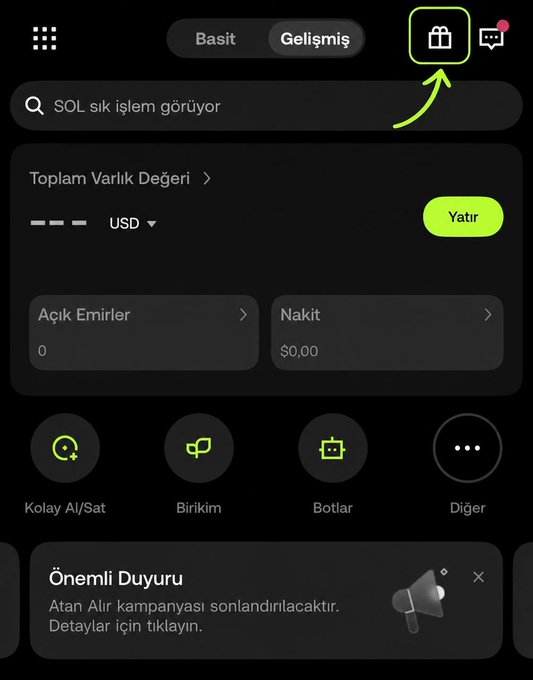A screenshot of the OKX trading app interface in Turkish, showing portfolio dashboard elements like "Toplam Varlık Değeri" (Total Asset Value) in USD, "Açık Emirler" (Open Orders), and a balance of $0.00. A green arrow highlights the app store/download icon at the top, indicating where new users should go to download OKX and create an account to participate in the 1,000 TL reward campaign mentioned in the post.