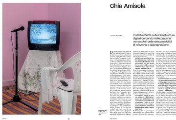 A magazine page titled 'Chia Amisola' featuring an article about digital services in the practice of relationships, accompanied by a photo of a TV on a floral-draped pedestal in a pink-walled room with plastic chairs.