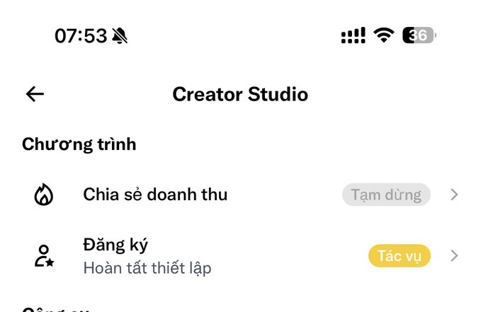A mobile screenshot of Twitter/X Creator Studio in Vietnamese showing "Chia sẻ doanh thu" (Revenue Sharing) as "Tạm dừng" (Paused) at 07:53.