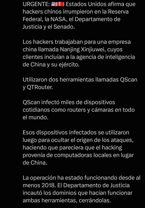 A Spanish-language urgent news message stating that the U.S. claims Chinese hackers breached the Federal Reserve, NASA, the Department of Justice, and the Senate, operating for a Chinese company called Nanjing Xinjuwei using tools called QScan and QRouter, which infected thousands of devices globally to mask the attacks' origin.