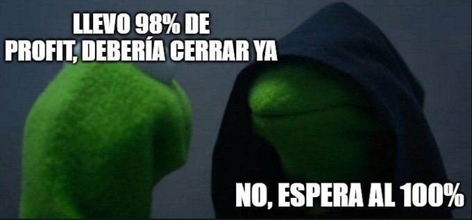 A meme featuring two figures in hooded robes; the green one says 'LLEVO 98% DE PROFIT, DEBERÍA CERRAR YA' and the other says 'NO, ESPERA AL 100%'.