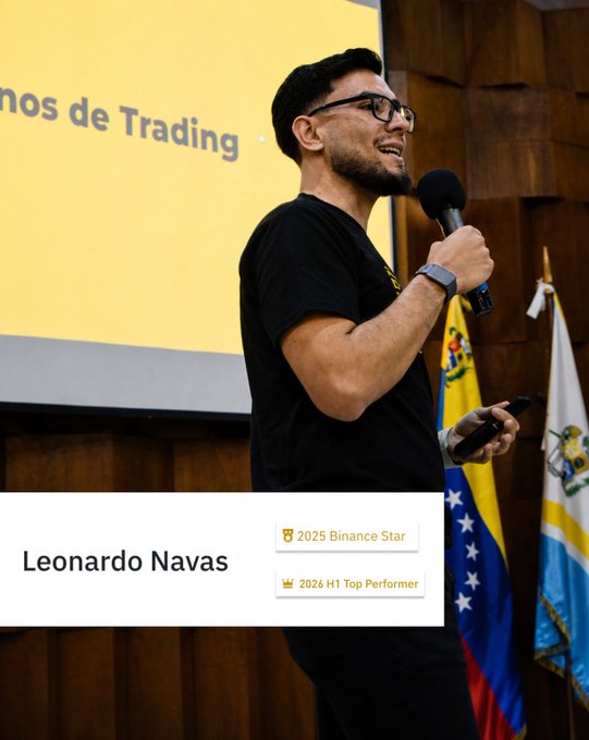 A photo of Leonardo Navas presenting at a Binance event, identified as '2025 Binance Star' and '2026 H1 Top Performer,' standing before Venezuelan flags.