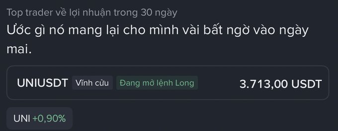 A dark-themed interface in Vietnamese showing a top trader with 'Vĩnh cửu' status and an 'Đang mở lệnh Long' position worth 3,713.00 USDT, with UNI up 0.90%.