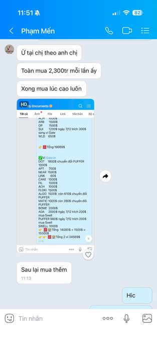 The image shows a Telegram chat with someone named "Phạm Mến" discussing a previous conversation about a 2,300 $ETH purchase made "mua lúc cao luôn" (bought at the top), accompanied by a detailed portfolio screenshot showing massive holdings in various altcoins like DOT, APT, AAVE, AVAX, LINK, and many others now deeply in the red, illustrating the post's theme of buying at peak prices and holding through significant losses.