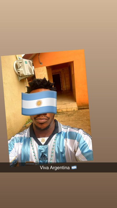A person wearing an Argentina national team soccer jersey stands in front of an orange building, with the Argentine flag emoji covering their eyes, and the caption "Viva Argentina 🇦🇷" appears at the bottom. The image and post celebrate national pride, likely shared in the spirit of enjoying summer (July/August) and expressing gratitude to the web3 community.