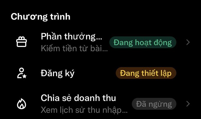 A Vietnamese app menu titled 'Chương trình' (Program) showing options for 'Phần thưởng' (Rewards), 'Đăng ký' (Register), and 'Chia sẻ doanh thu' (Revenue sharing) with status indicators like 'Đang hoạt động' and 'Đang thiết lập'.