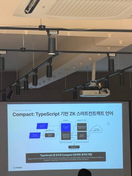 A presentation slide titled "Compact: TypeScript 기반 ZK 스마트컨트랙트 언어" (Compact: A TypeScript-based ZK smart contract language) is projected on a screen during a developer session, showing a diagram of ZK proof architecture with TypeScript code snippets. The image relates to the post by capturing the Midnight blockchain dev session on ZK smart contracts and selective verification, the core privacy-focused topics the author attended.