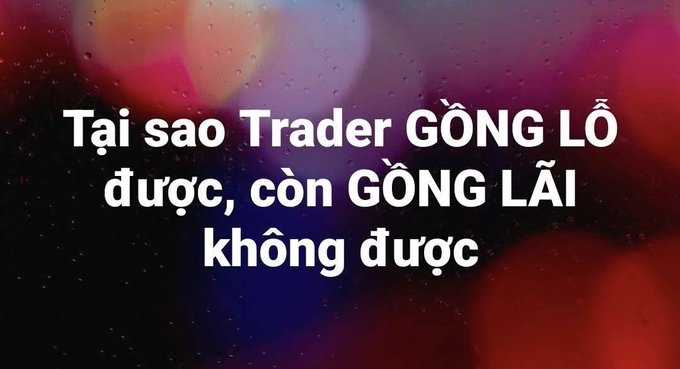 A graphic with blurred red lights displaying the Vietnamese text: 'Tại sao Trader GỒNG LỖ được, còn GỒNG LÃI không được'.