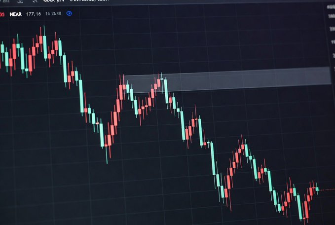 A candlestick chart shows the NEAR cryptocurrency trading at 177.16 with a downward trend, featuring a highlighted resistance zone that aligns with the post's analysis of NEAR retesting the $1.95 resistance level after losing its short-term bullish structure.