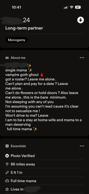A dating app profile of a 24-year-old self-described "single mama" and "vampire goth ghoul" seeking a long-term monogamous partner and full-time stay-at-home life.

Note: The image (a dating profile) does not relate to the accompanying Vietnamese post about financial markets, patience, and wealth-building, which discusses realistic investment returns versus the myth of "x100" overnight gains.