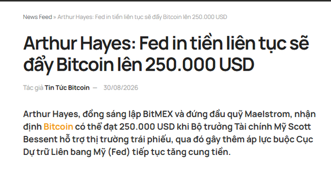 A Vietnamese news article headline stating 'Arthur Hayes: Fed in tiền liên tục sẽ đẩy Bitcoin lên 250.000 USD', dated 30/08/2026, written by Tin Tức Bitcoin, discussing the BitMEX co-founder's prediction that the Fed printing money could push Bitcoin to $250,000.