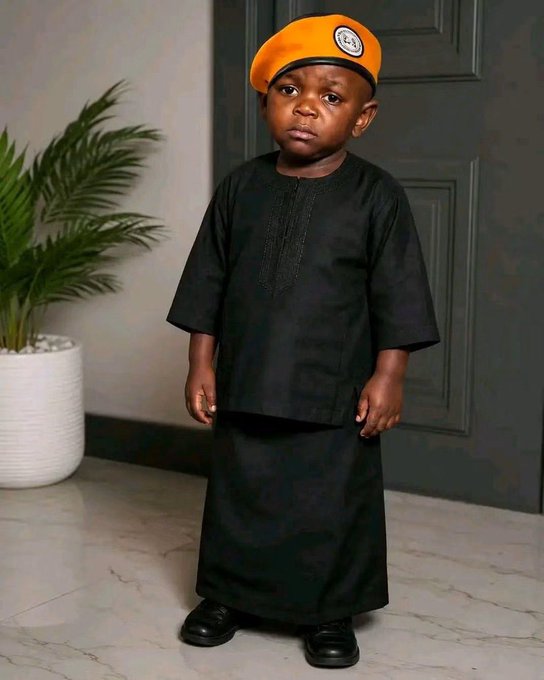 A young boy poses in a black traditional outfit with an orange beret featuring a "K" logo, standing indoors near a potted plant and dark door.

The image of a stylish young boy in coordinated traditional attire seems unrelated to the post's grievances about unpaid project work and interactions with Kaito and Lumiterra Game.