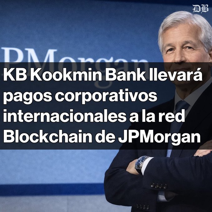 A man with gray hair wearing a suit stands with crossed arms in front of a JPMorgan logo background, while white Spanish text overlay reads "KB Kookmin Bank llevará pagos corporativos internacionales a la red Blockchain de JPMorgan," announcing the South Korean bank's partnership with JPMorgan's blockchain network for international corporate payments.
