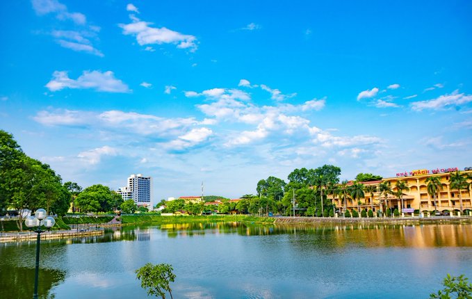 The image shows a beautiful lake surrounded by buildings, with a clear blue sky above. The scene appears to be taken during the day under bright sunlight. In the background, there are several tall buildings that add an urban touch to the landscape. The image also contains text elements such as "ARC Intelligence predicting market moves in real time" and "ARC Agents executing on-chain 24/7". These details suggest that the image might have been taken by someone who is interested in the real estate or financial markets, possibly for research purposes or to gain insights into current trends.

The presence of a lake with trees nearby adds a serene atmosphere to the scene and provides a contrast between nature and urban development. The bright blue sky indicates that it's daytime, which further enhances the overall visual appeal of the image.