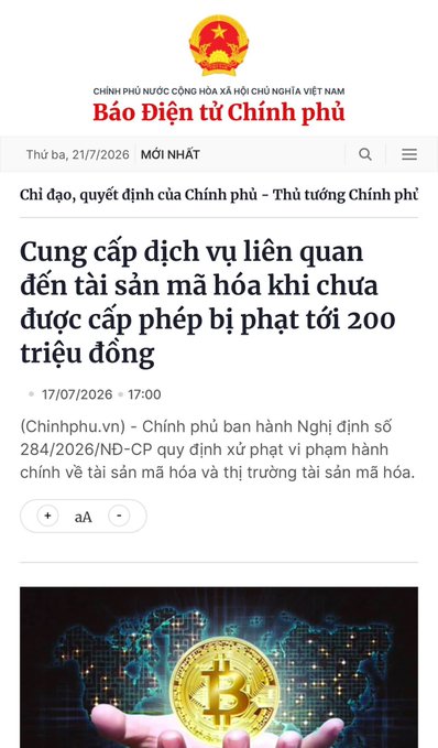Screenshot of a Vietnamese government news article from Báo Điện tử Chính phủ, dated 17/07/2026, headlined "Cung cấp dịch vụ liên quan đến tài sản mã hóa khi chưa được cấp phép bị phạt tới 200 triệu đồng," announcing Decree 284/2026/ND-CP which imposes fines up to 200 million VND for providing unauthorized crypto services, accompanied by an image of a hand holding a Bitcoin token over a digital world map.