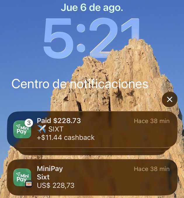 iPhone lock screen showing 'Jue 6 de ago.' at 5:21 over a rocky mountain wallpaper, with a 'Centro de notificaciones' overlay displaying MiniPay notifications for a $228.73 payment to SIXT with $11.44 cashback.