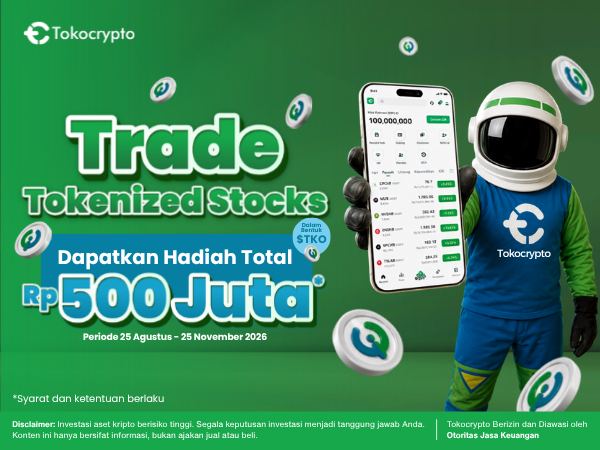 A Tokocrypto promotional advertisement for 'Trade Tokenized Stocks' offering Rp 500 Juta in prizes, dated 25 Agustus - 25 November 2026, featuring an astronaut mascot holding a smartphone.
