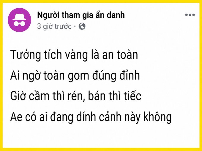 A Vietnamese social media post reading: 'Tưởng tích vàng là an toàn / Ai ngờ toàn gom đúng đỉnh / Giờ cầm thì rén, bán thì tiếc / Ae có ai đang đỉnh cảnh này không'.