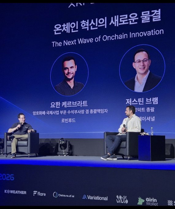 Two speakers, Yonathan Ketchbaw (Robindom, formerly of Loopring) and Justin Brzeżek of the XRP Ledger Foundation, sit on stage in a panel discussion titled "The Next Wave of Onchain Innovation" (온체인 혁신의 새로운 물결) at XRP SEOUL 2026, representing the on-chain innovation themes highlighted in the caption.
