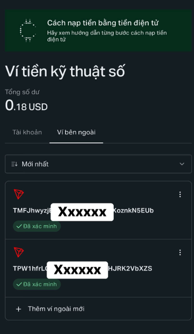 The image shows a digital wallet interface displaying a balance of "0.18 USD" under a Vietnamese crypto wallet app, with two external wallet addresses visible (partially blurred) both marked as "Đã xác minh" (verified). This appears to illustrate the poster's alarming experience of finding their funds transferred to unfamiliar wallets, as referenced in their post about suspicious transactions occurring without the wallet owner's knowledge.