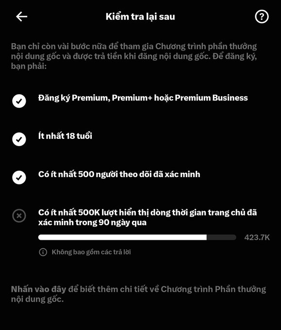 A mobile app screen in Vietnamese titled 'Kiểm tra lại sau' lists requirements for the Original Content Rewards Program, showing checkmarks for Premium subscription, being at least 18 years old, and 500 verified followers, while indicating 423.7K out of 500K verified views needed in the past 90 days.