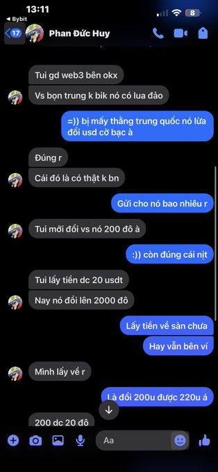 A Vietnamese-language Messenger chat with 'Phan Đức Huy' discussing web3, scams, and trading, mentioning US dollar amounts like '200 đô' and '220u'.
