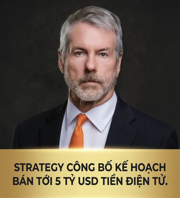 A serious-looking older man in a dark suit with an orange tie on a dark background, with Vietnamese text reading 'STRATEGY CÔNG BỐ KẾ HOẠCH BÁN TỐI 5 TỶ USD TIỀN ĐIỆN TỬ' (Strategy announces plan to sell up to $5 billion in crypto).