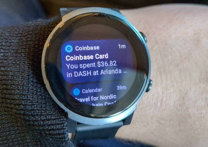The image shows a person wearing a watch that displays an email from Coinbase Card. The watch's screen indicates that the user has spent $3882 on Dash at Arlanda. This information can be helpful for those who are interested in using cryptocurrency, as they can see how much money they have spent and where it was spent.