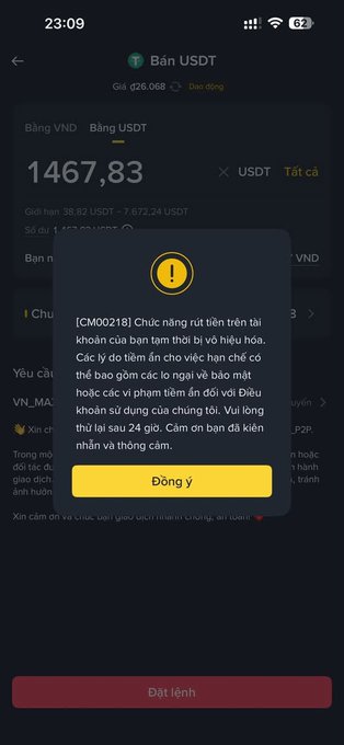 A Binance mobile app screenshot showing a sell USDT (USDT) order at 1,467.83 VND per USDT with a pop-up warning (CM00218) stating "Chức năng rút tiền trên tài khoản của bạn tạm thời bị vô hiệu hóa" (Your account's withdrawal function is temporarily disabled) due to P2P order complaints within the past 24 hours. The image illustrates the scenario described in the post about funds getting stuck in a P2P complaint order, which is one of the common reasons Binance restricts withdrawals.