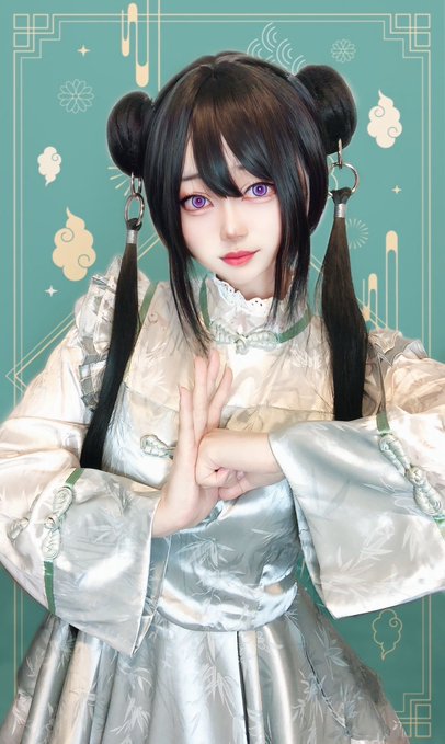 A cosplayer portraying the character "リンレイ" (Rinrei) poses with hands clasped together, wearing an elegant silver-white traditional-style outfit with green accents and matching twin buns hairstyle against a decorative teal background. The image promotes the nearly sold-out "リンレイちゃんNFT" collection on OpenSea, with only 2 remaining at 5.5 AVAVAX including a can badge, marketed as a cute and accessible way to support an idol.