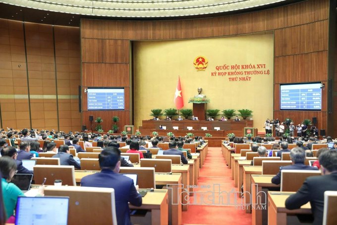 Quốc hội khóa XV, kỳ họp không thường lệ thứ nhất, họp tại hội trường để thông qua các văn bản pháp luật, trong đó có Luật sửa đổi, bổ sung một số điều của Luật Ngân hàng Nhà nước Việt Nam ngày 24/8/2026. Buổi họp liên quan đến việc tăng cường giám sát hoạt động phòng, chống rửa tiền, bao gồm lĩnh vực crypto.