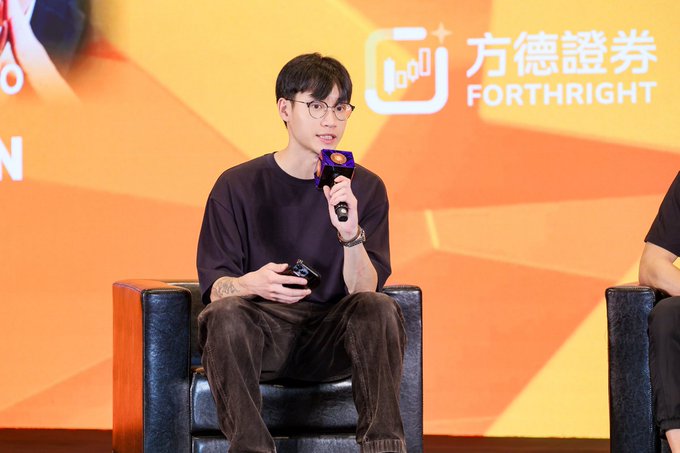 A man with glasses sits in a black leather chair holding a microphone, with a backdrop displaying 'FORTHRIGHT 方德證券'.